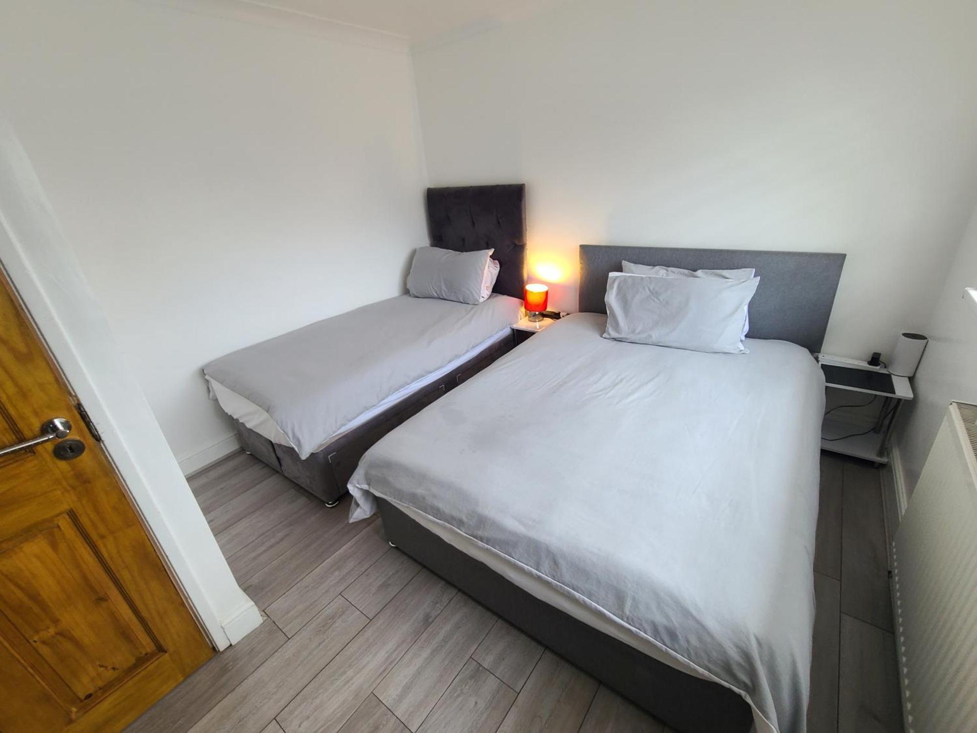 Gatwick Rooms-Travel Service-Airport Parking Ifield Exteriör bild