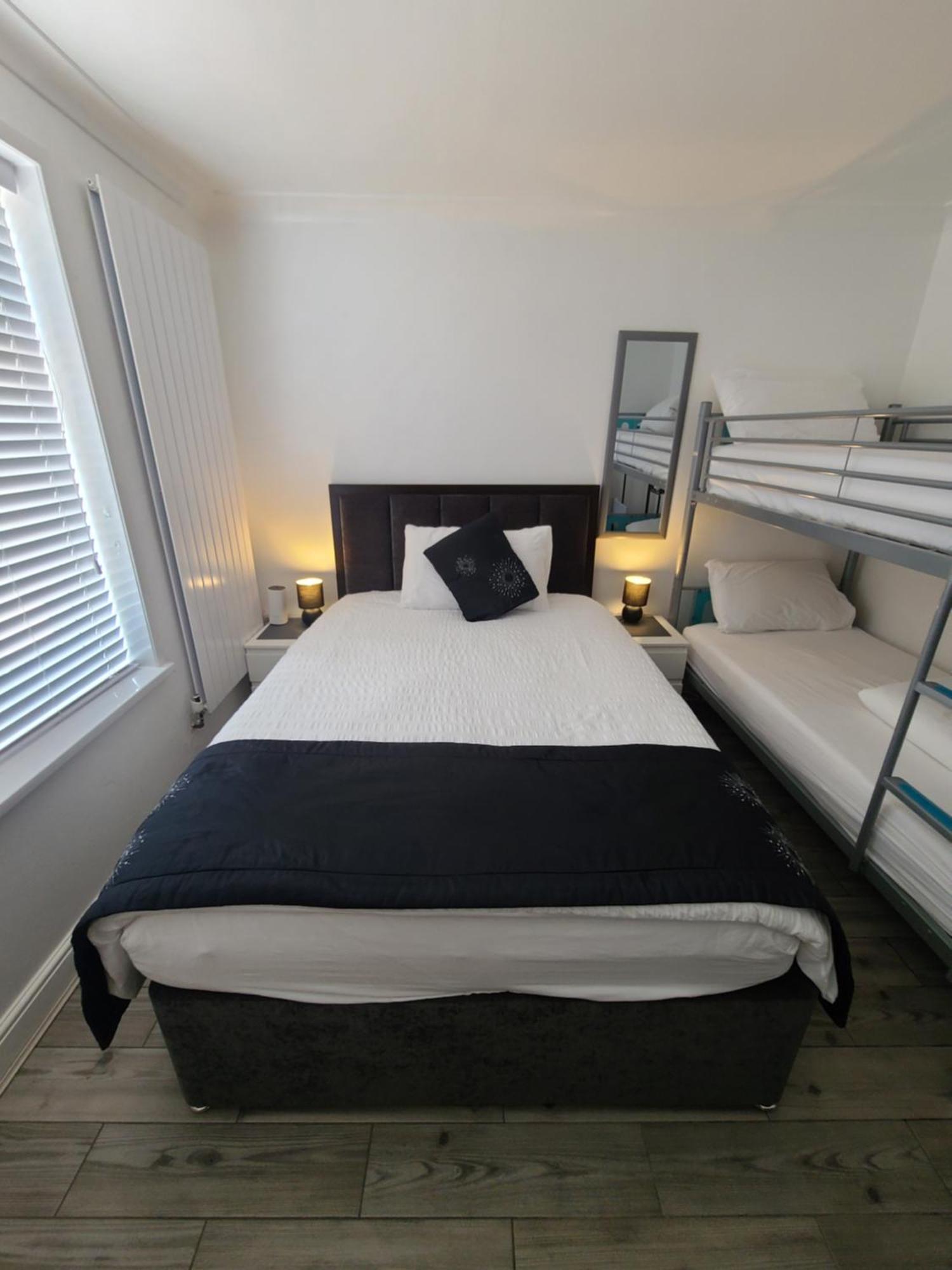 Gatwick Rooms-Travel Service-Airport Parking Ifield Exteriör bild