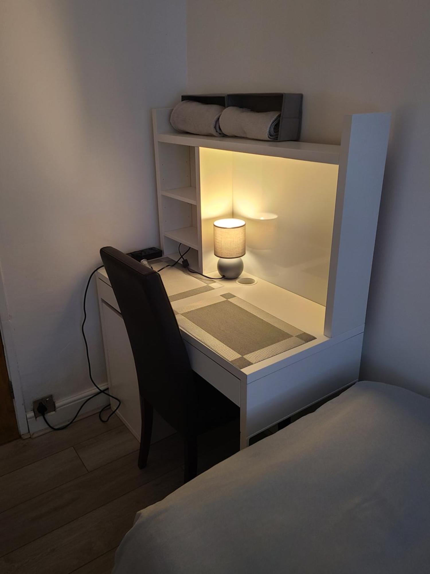 Gatwick Rooms-Travel Service-Airport Parking Ifield Exteriör bild